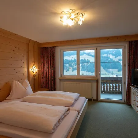 Gaestehaus Almhof Bed & Breakfast Zöblen