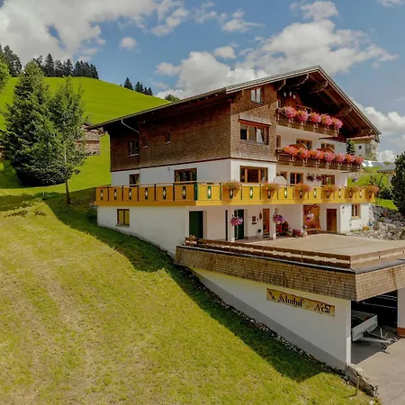 Gaestehaus Almhof * Zöblen