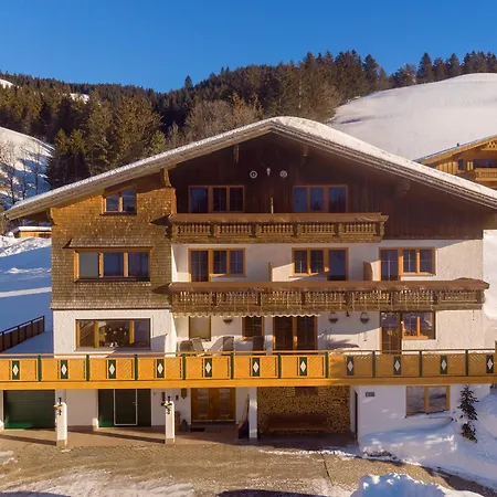 Gaestehaus Almhof فندق مبيت وإفطار Zöblen